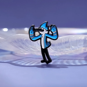 Spilla in smalto uccello blu Mordecai da Regular Show su un supporto di cristallo