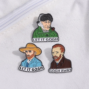 Détail de trois épinglettes en émail Van Gogh avec jeux de mots sur fond de toile blanche
