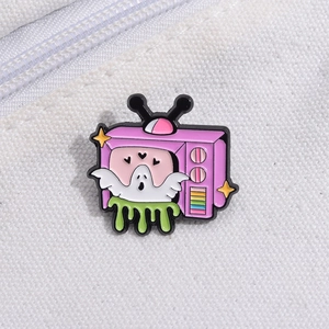 Rosa Retro-TV-Emaille-Pin mit Geister-Illustration auf weißem Leinwandhintergrund
