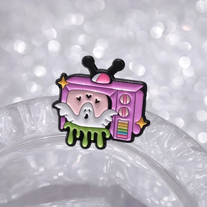 Rosa Retro-TV-Emaille-Pin mit süßem geflügeltem Geist und bunten Regenbogen-Details
