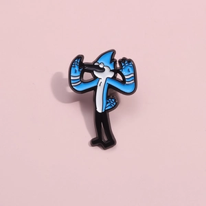 Spilla creativa in smalto a forma di uccello blu con design del personaggio Mordecai