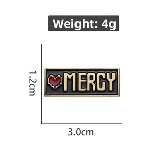 Dettaglio della spilla smaltata Mercy con cuore pixel, misura 3,0cm x 1,2cm, peso 4g