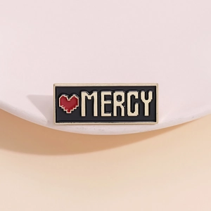 Spilla smaltata retrò con cuore pixel rosso e scritta Mercy su fondo rettangolare nero