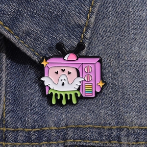 Emaille-Pin im Retro-TV-Design mit weißem Geist auf Jeansjacke, kreative Broche