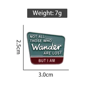 Broche de esmalte con frase Not all who wander are lost but I am y medidas