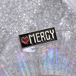 Spilla rettangolare Mercy in metallo pixel art con cuore rosso e finiture dorate lucide