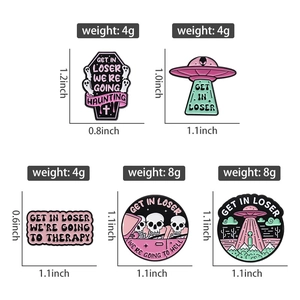 Détail des épingles en émail punk avec motifs OVNI et squelette et dimensions précises