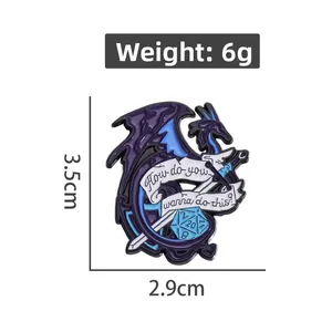 Broche dragón esmaltado azul con dado D20 y espada, insignia temática mazmorra de 3,5 cm