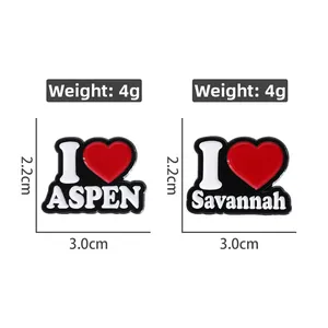 Emaille-Herzbroschen mit Aspen und Savannah Text, 3x2,2cm Größe und 4g Gewichtsangaben