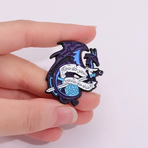 Pin de esmalte de dragón con dado D20 y espada para fans de juegos de rol en morado