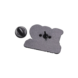 Schwarze Emaille-Anstecknadel-Rückseite mit matter Textur und Gummiverschluss