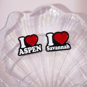 Emaille-Anstecknadeln mit I Heart Aspen und Savannah Design auf einem Tablett