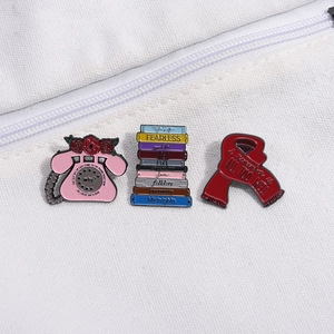 Dreiteiliges Emaille-Pin-Set mit Retro-Telefon, Bücherstapel und rotem Schal-Motiv