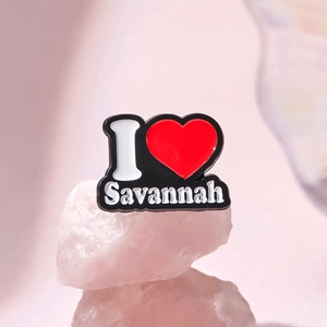 Emaille-Anstecknadel mit I Love Savannah Text auf natürlichen rosa Kristallsteinen