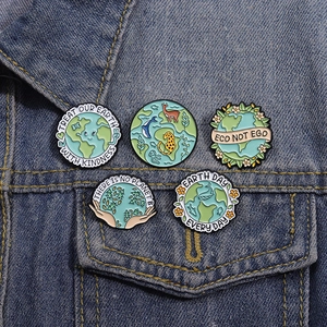Umweltfreundliche Emaille-Pins Set mit Naturthemen auf einer Jeansjacke