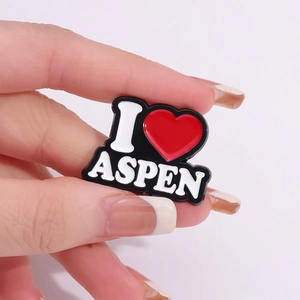 Minimalistische I Love Aspen Emaille-Anstecknadel mit rotem Herz auf schwarzer Legierung