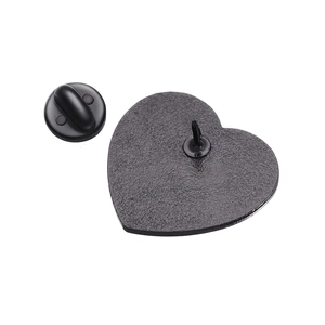 Vue arrière du badge en forme de cœur avec attache en caoutchouc noir pour vêtements