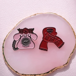 Emaille-Pins-Set mit rosa Retro-Telefon und rotem Schal und All Too Well Lyrik