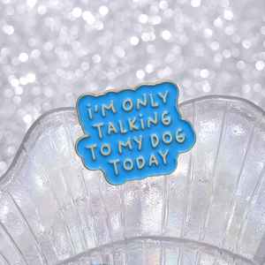 Pin's en émail bleu avec texte doré I'M ONLY TALKING TO MY DOG TODAY sur plateau nacré
