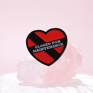 Pin's émaillé en forme de cœur rouge avec texte « Closed for Maintenance »