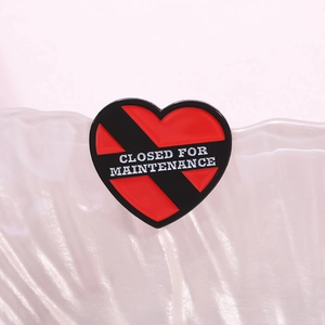 Broche cœur en émail rouge et noir avec texte humoristique CLOSED FOR MAINTENANCE