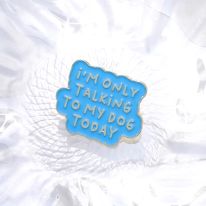 Pin's en émail pour amoureux des chiens avec texte I'M ONLY TALKING TO MY DOG TODAY