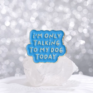 Broche en émail bleu pour amoureux des chiens avec inscription dorée humoristique