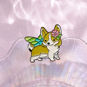 Épingle émaillée chien corgi mignon avec ailes de fée et détails floraux féeriques