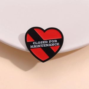 Broche en forme de cœur avec texte Closed for Maintenance en émail rouge et noir