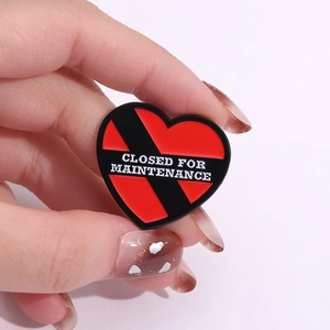 Épingle en émail cœur rouge et noir créative avec texte 'CLOSED FOR MAINTENANCE' de mode
