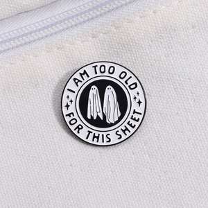 Runder Emaille-Pin mit lustigen Geistern und Text I AM TOO OLD FOR THIS SHEET auf Segeltuch