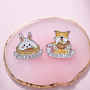 Broches en émail mignonnes avec un lapin blanc et un chien Corgi mangeant des snacks
