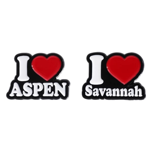 Emaille-Pins mit den Motiven I Heart Aspen und I Heart Savannah mit Herz