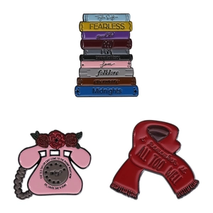 Dreiteiliges Taylor Swift Emaille-Pins-Set mit Albenstapel, rosa Telefon und rotem Schal