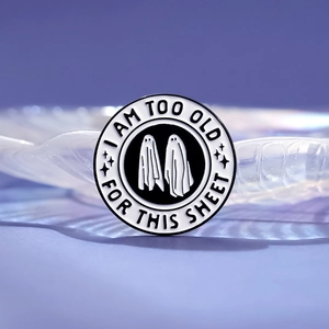 Lustige Emaille-Anstecknadel mit Geist und I Am Too Old For This Sheet Schriftzug