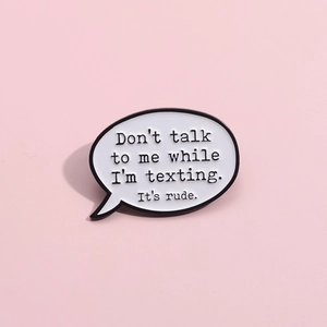 Broche bulle de texte en émail Don't talk to me while I'm texting it's rude chic