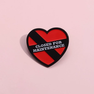 Spilla a cuore in smalto con slogan Closed For Maintenance in rosso e nero