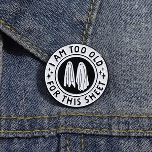 Runder Emaille-Geister-Pin mit I Am Too Old For This Sheet Spruch auf Denim-Jacke