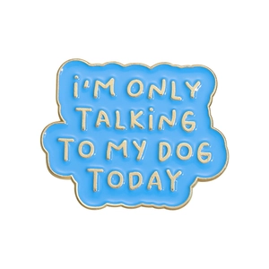 Pin's en émail bleu en forme de nuage avec texte doré I'M ONLY TALKING TO MY DOG TODAY