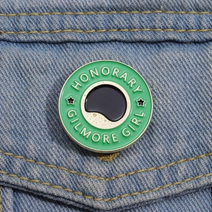 Broche en émail vert Honorary Gilmore Girl sur veste en jean pour accessoire de mode