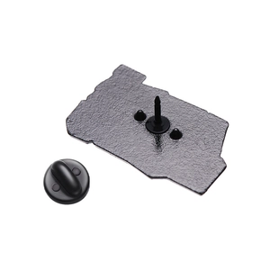 Matte schwarze Cry Baby Brosche mit Schmetterlingsverschluss und Emaille-Finish auf Weiß