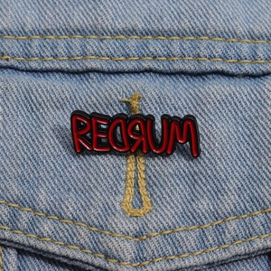 Καρφίτσα σμάλτου Redrum σε τζιν μπουφάν με δημιουργικό σχέδιο εμπνευσμένο από το σινεμά