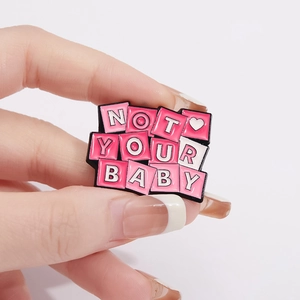 Rosa 'NOT YOUR BABY' Emaille-Pin mit Herz-Design auf handgehaltener Edelstahl-Brosche