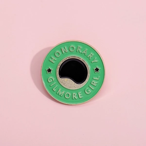Broche ronde en émail vert avec texte Gilmore Girl sur fond rose élégant