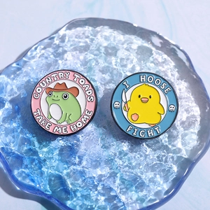 Set de broches en émail grenouille et canard sur des blocs de glace bleus déco