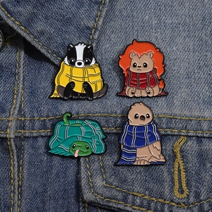 Lot de quatre pin's émaillés d'animaux avec écharpes colorées sur veste en jean