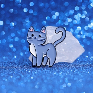 Spilla smaltata gatto blu carino tema musicale Taylor su sfondo blu scintillante