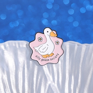 Broche mignonne en émail d'oie blanche avec base rose et texte Silly Goose Society