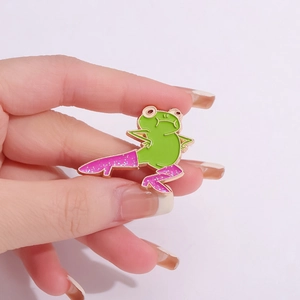Broche créative en émail d'une grenouille portant des bottes roses à talons hauts