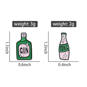 Dettaglio delle spille smaltate Gin e Tonic con dimensioni precise e finiture